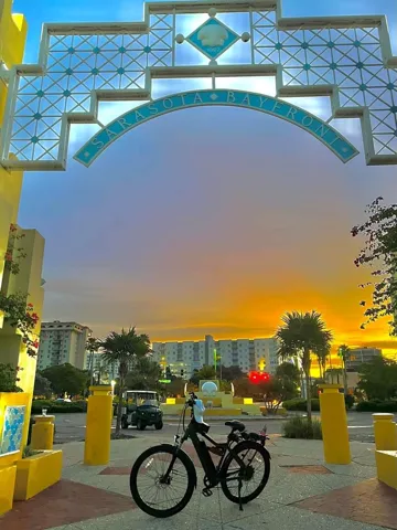Downtown Marina Jack's only 8 min bike ride