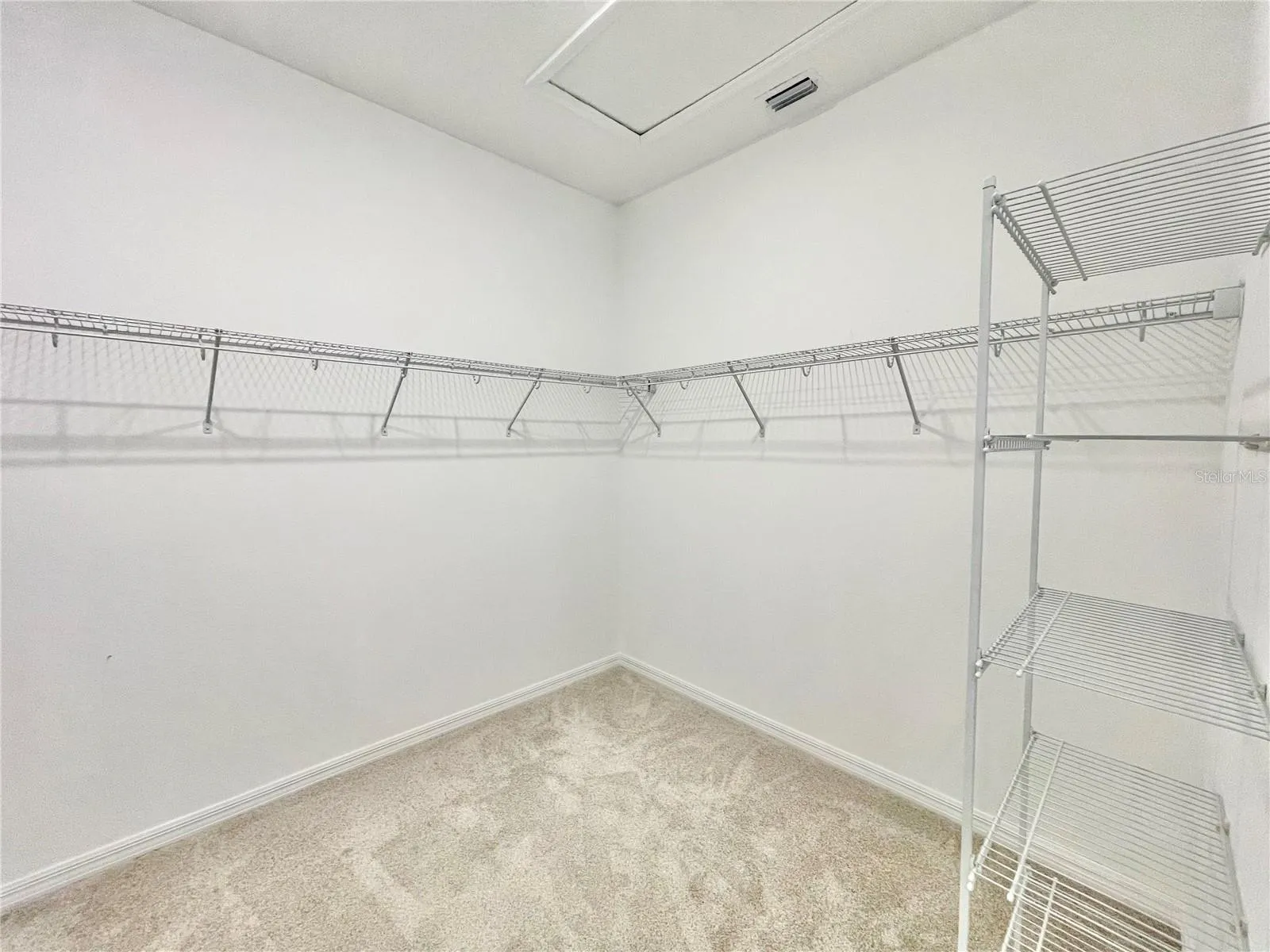 Main bedroom Walk-in