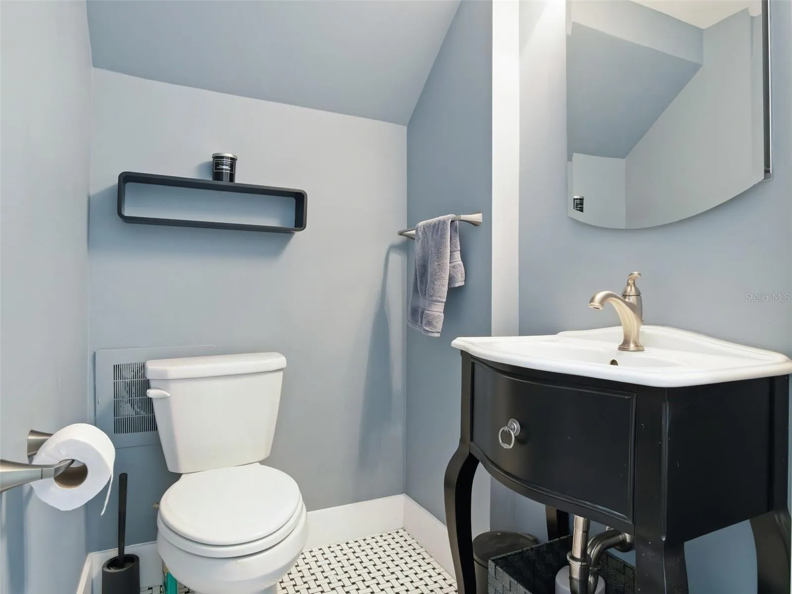 Downstairs 1/2 bath