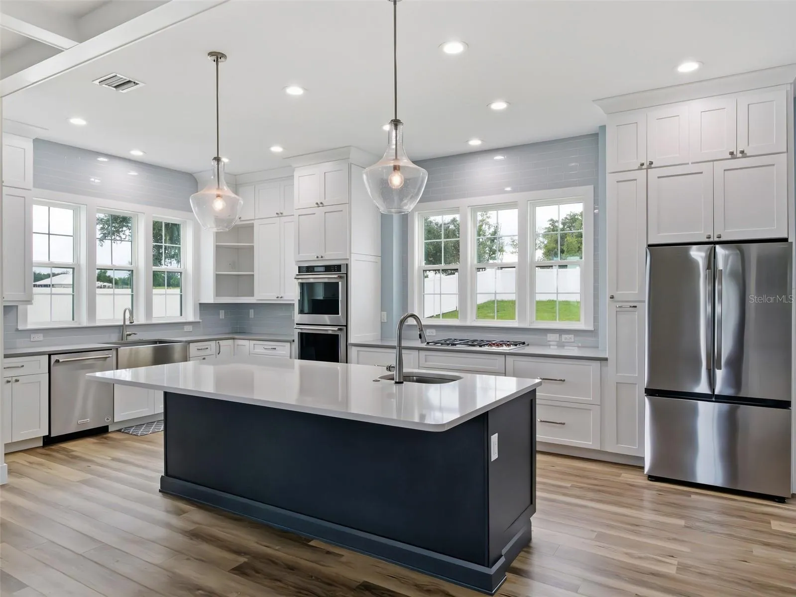 Kitchen with breakfast bar