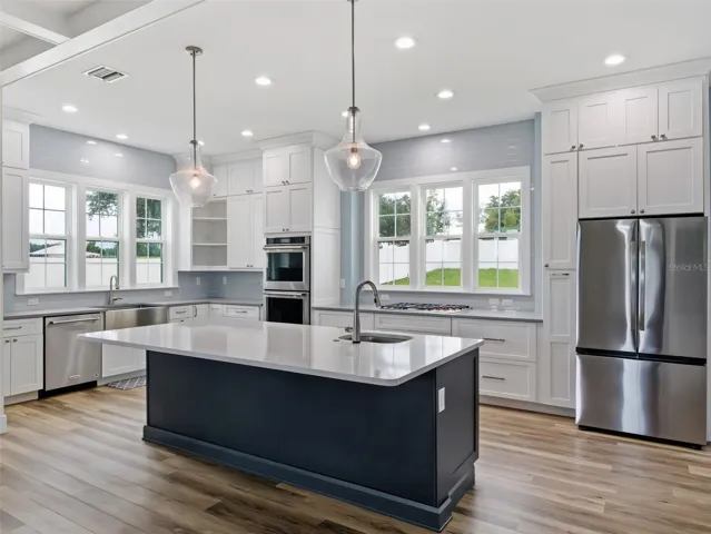 Kitchen with breakfast bar