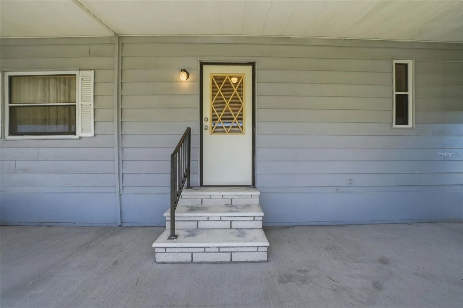 Lanai side door entry to laundry room