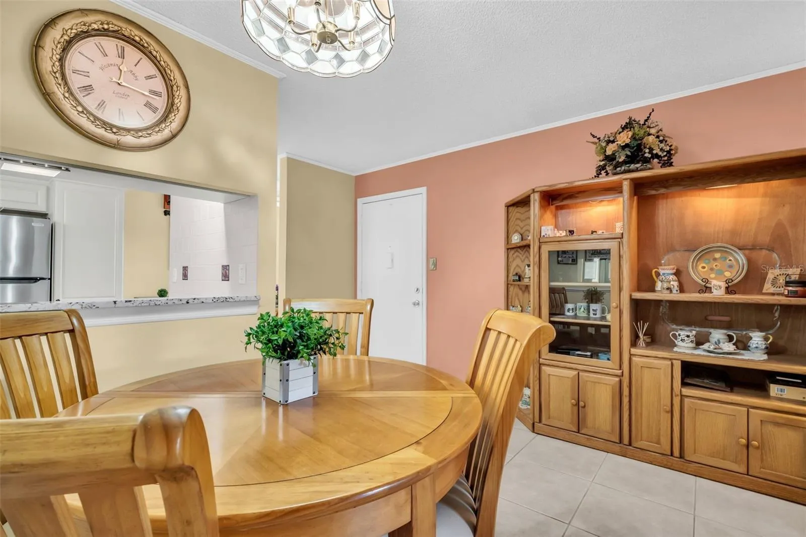 Dining room with convenient kichen pass-through~