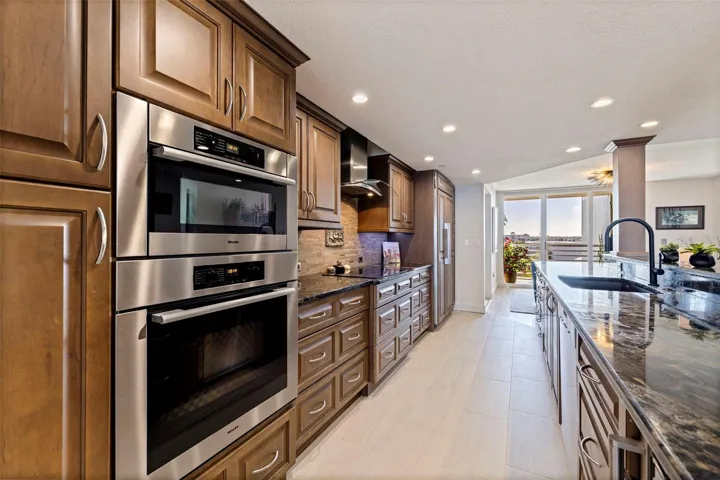 Kitchen, generous counter space