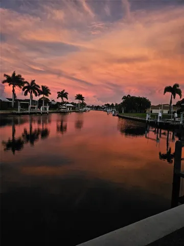Even with an eastern oriented lanai, sunset hues fill the sky.