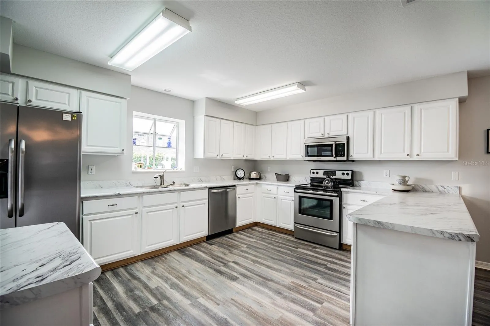 Newer laminate floors in kitchen and dining areas