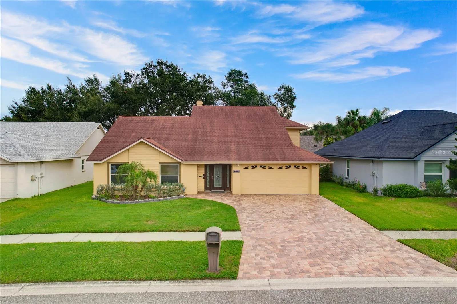 Conveniently located with easy access to I-75 and the Selmon/Crosstown Expressway, this home is close to shopping, dining, schools, entertainment, and major employment centers.