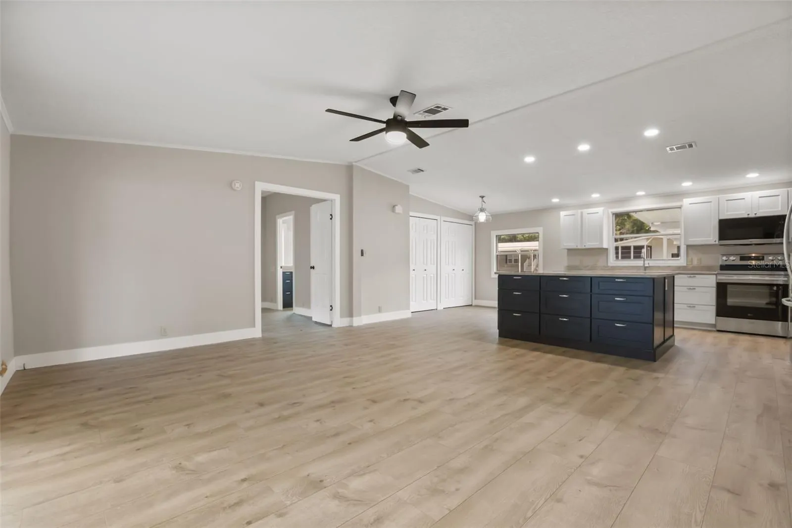 Open Floorplan: Great for Entertaining