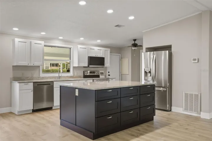 Refrigerator recessed for Optimal Kitchen Space