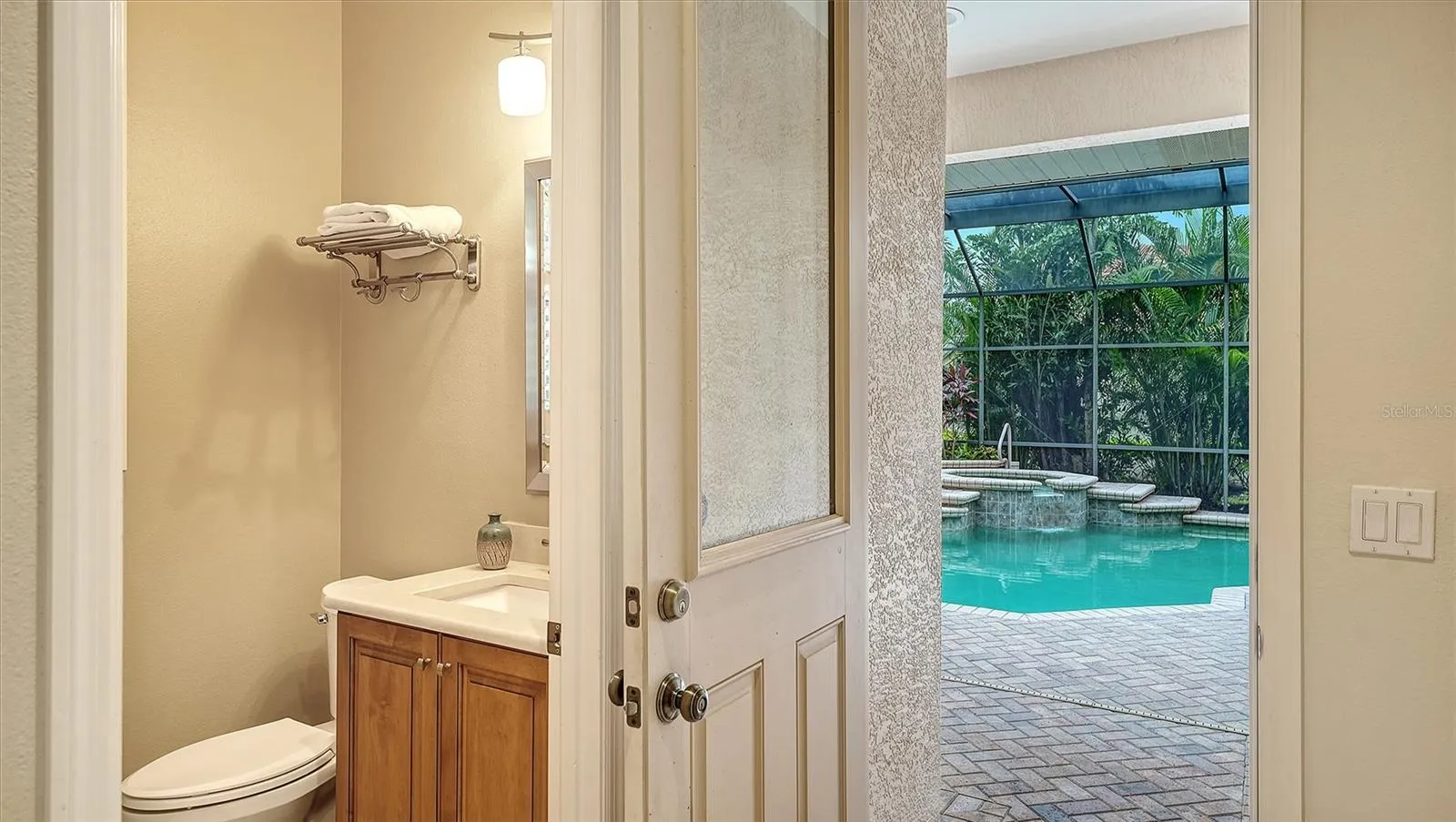 Access to the lanai
