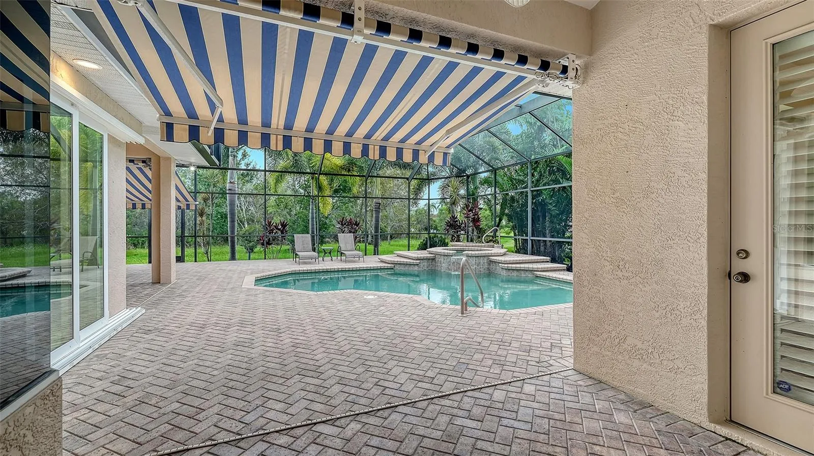 Retractable awnings for ample shade on the lanai