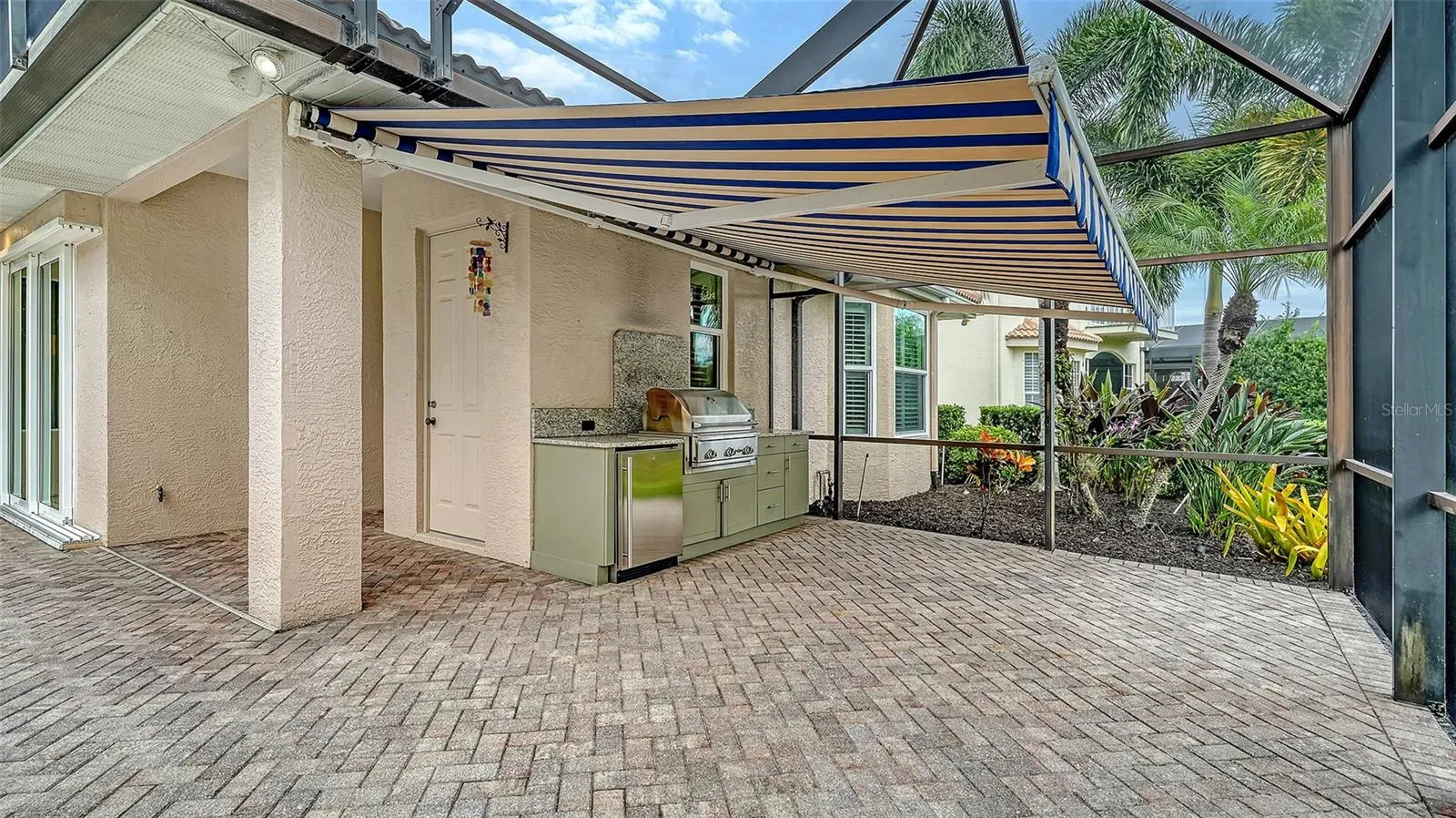 Retractable awning over the full summer kitchen