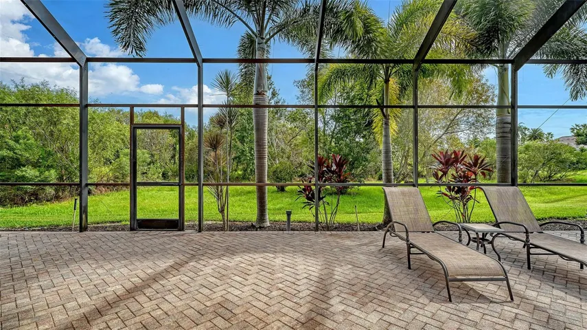 Spacious lanai great for entertaining family and friends