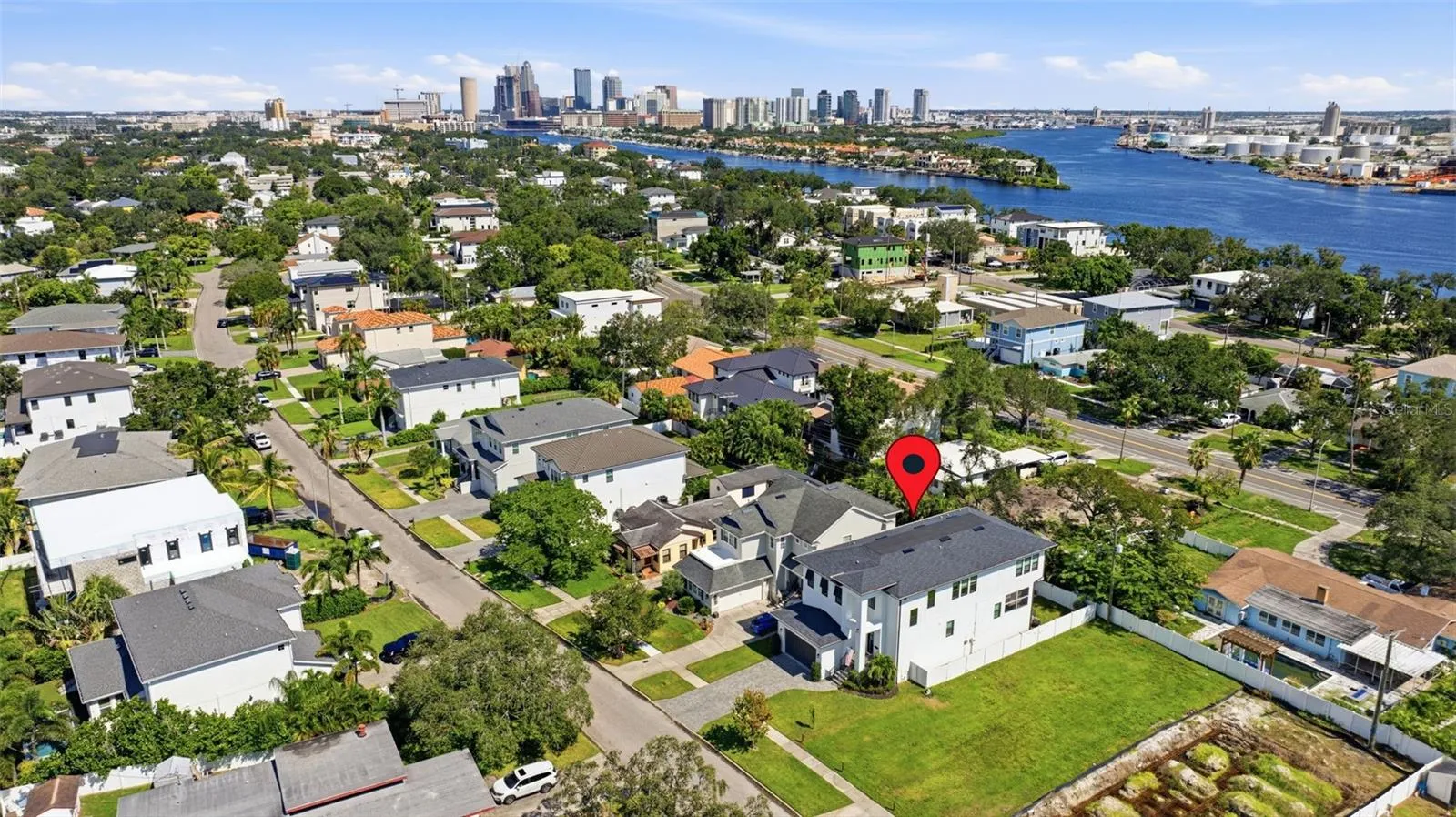Davis Islands is situated just a few minutes drive to downtown Tampa.