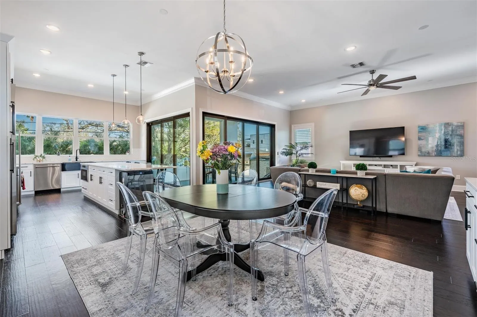 Two sets of sliding doors allow the interior and exterior living space to blend seamlessly.