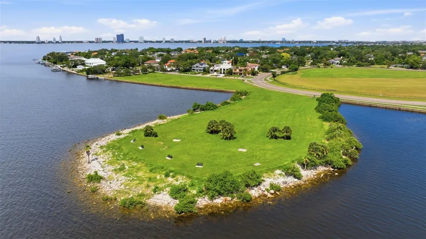 There are plenty of parks and green space located throughout Davis Islands.