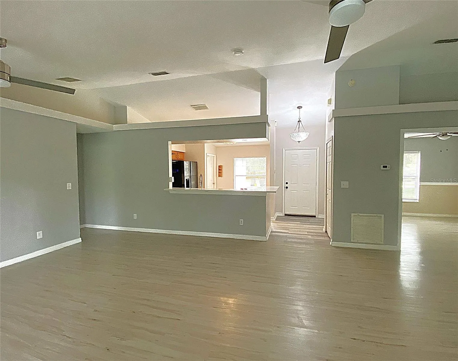 Livingroom Vaulted ceilings