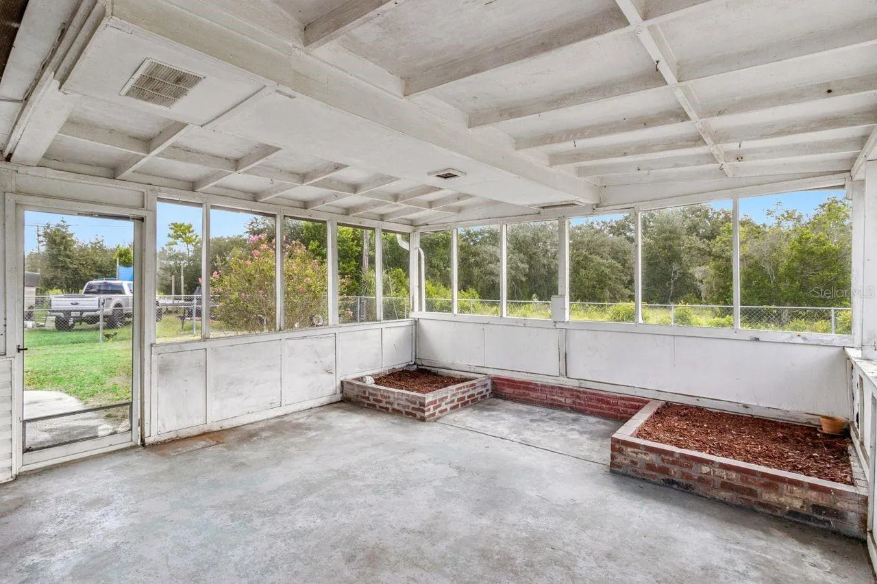 Screened back porch patio