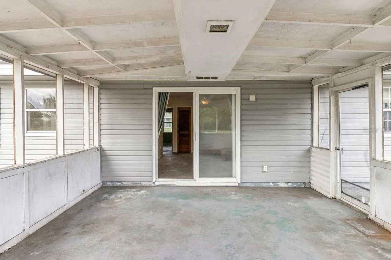 Screened back porch patio