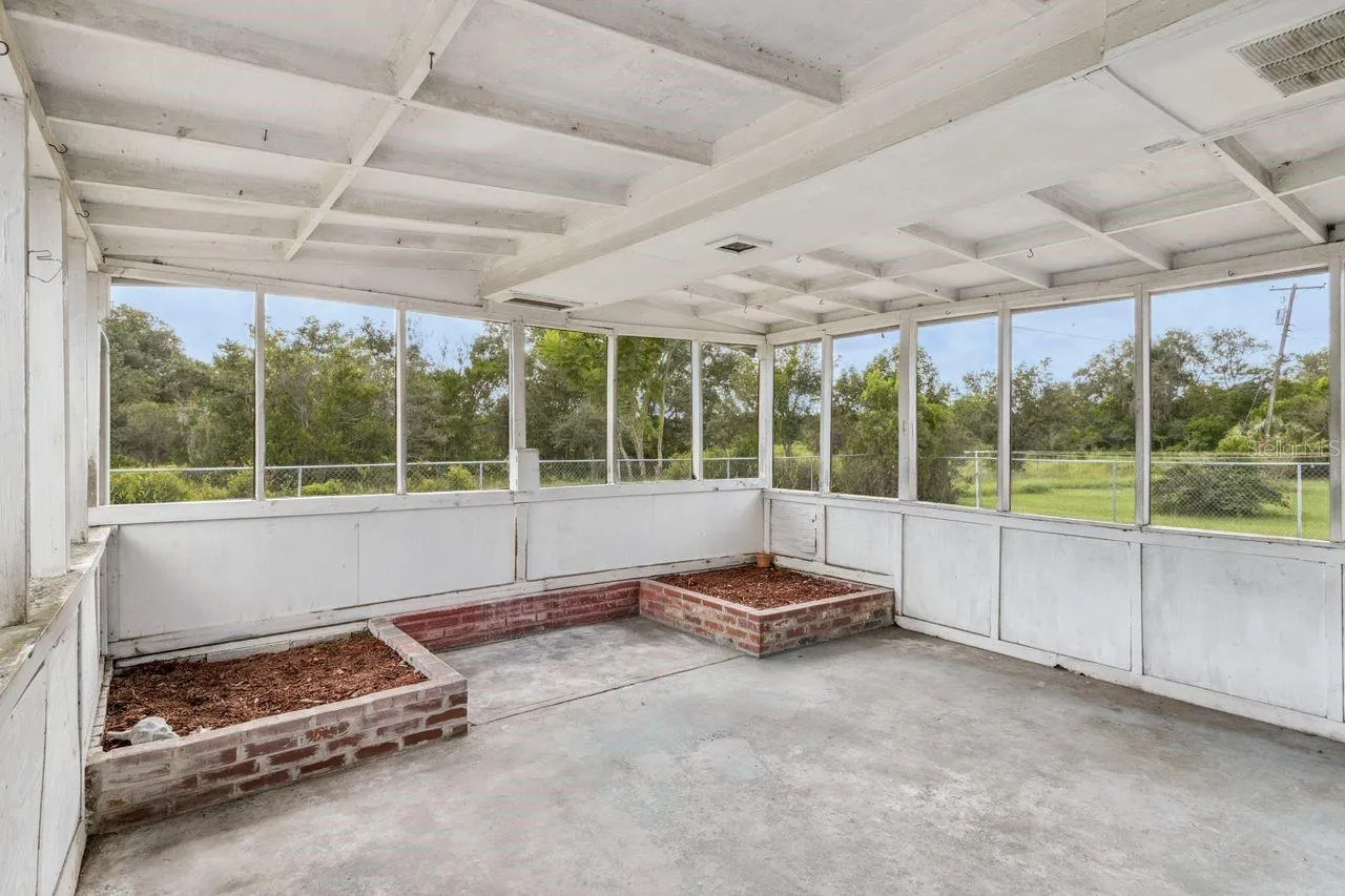 Screened back porch patio