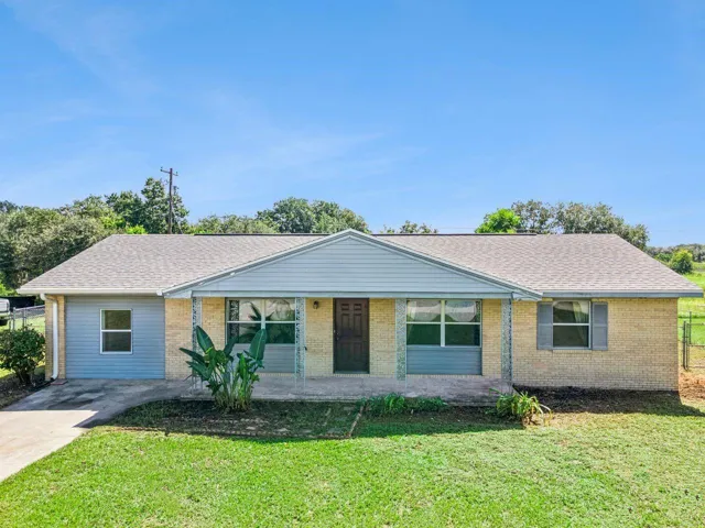 Ranch-style house with large front &amp; backyards