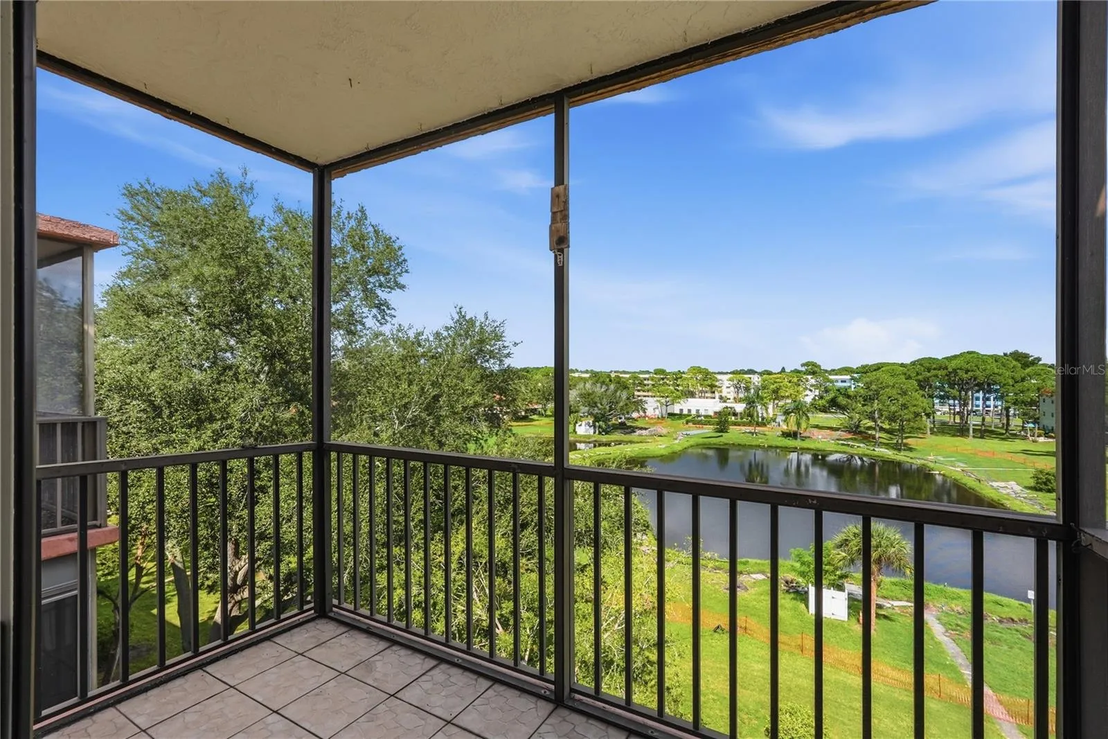 Spacious Screened balcony-amazing view!