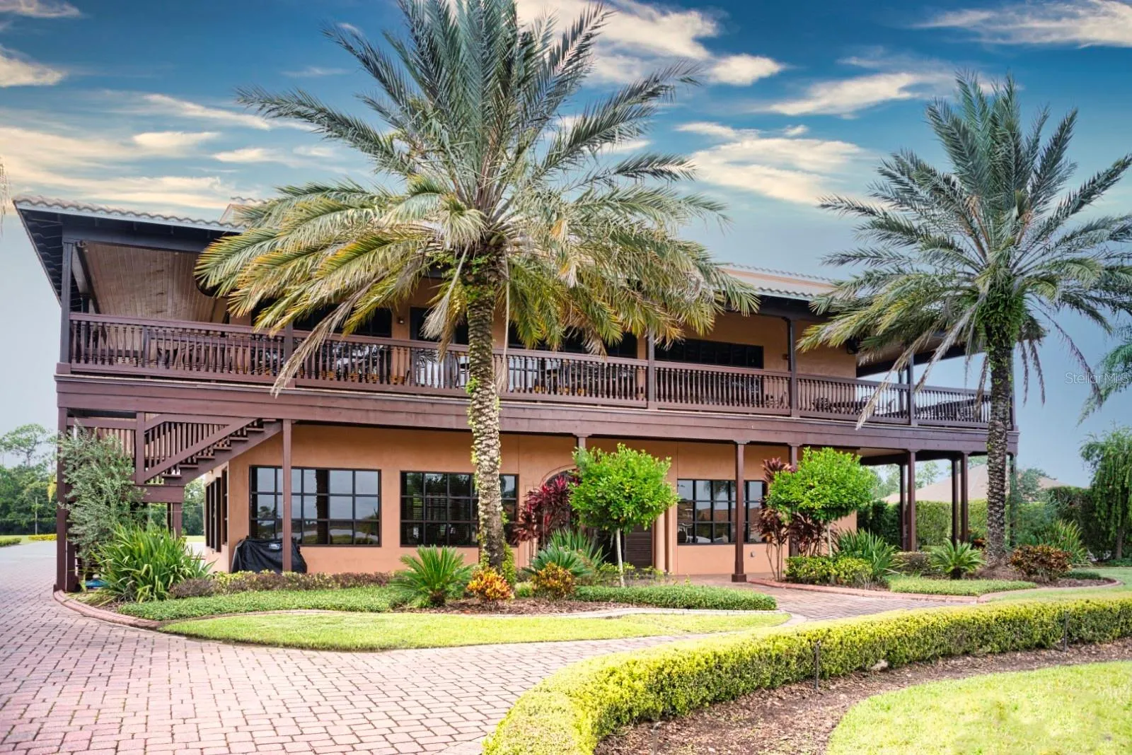 This building has the Eagles Nest Restaurant and bar on the upper level and the golf pro shop on the lower level.