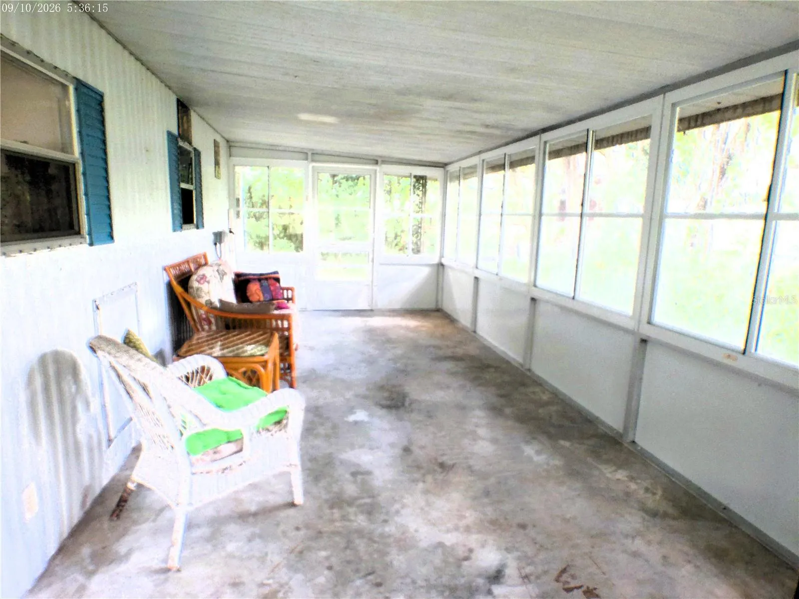 LARGE SCREENED IN PATIO