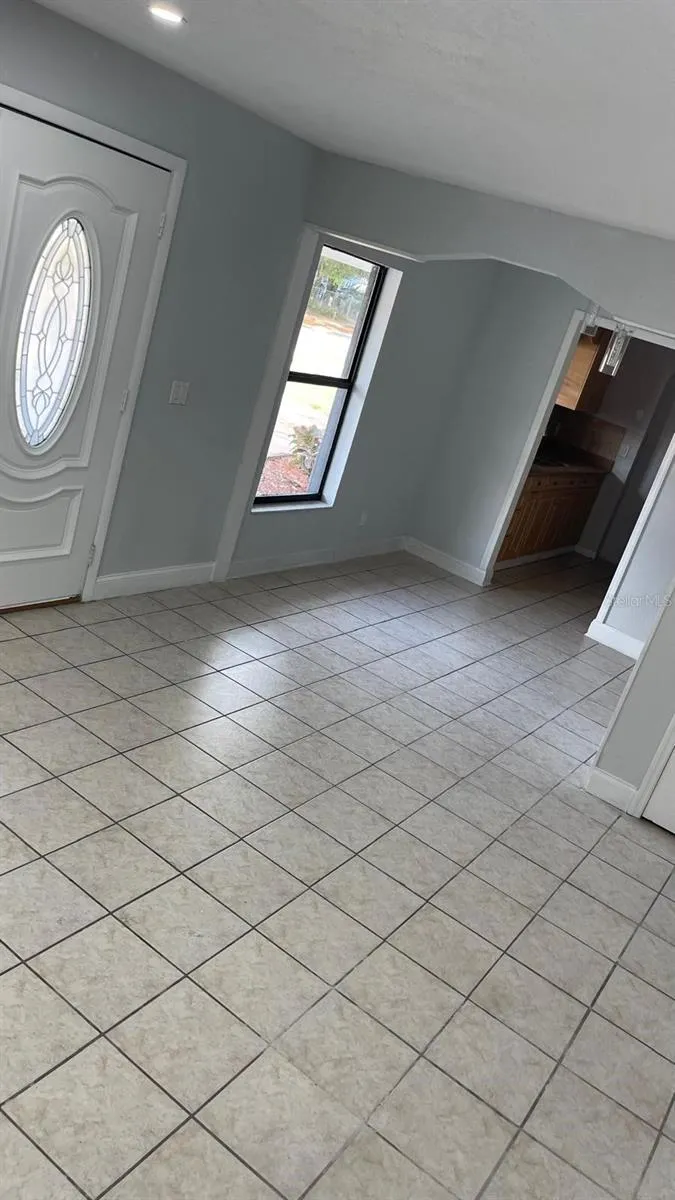 LIVINGROOM-FRONT DOOR
