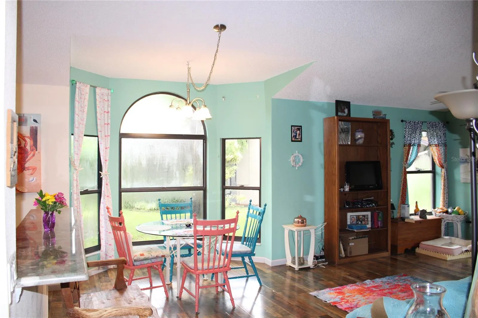 Beautiful Bay Window in dining area.