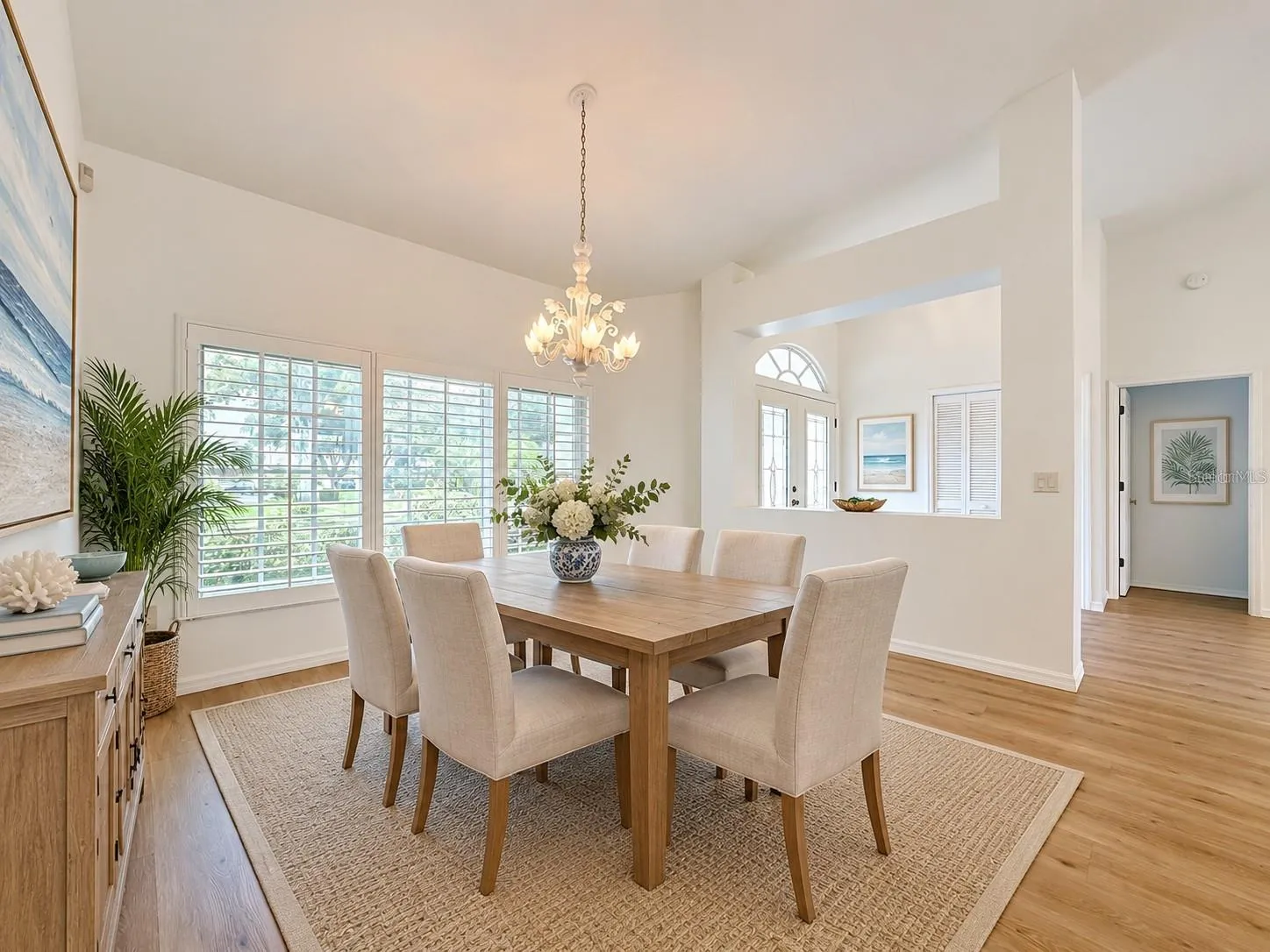 Formal dinning room .