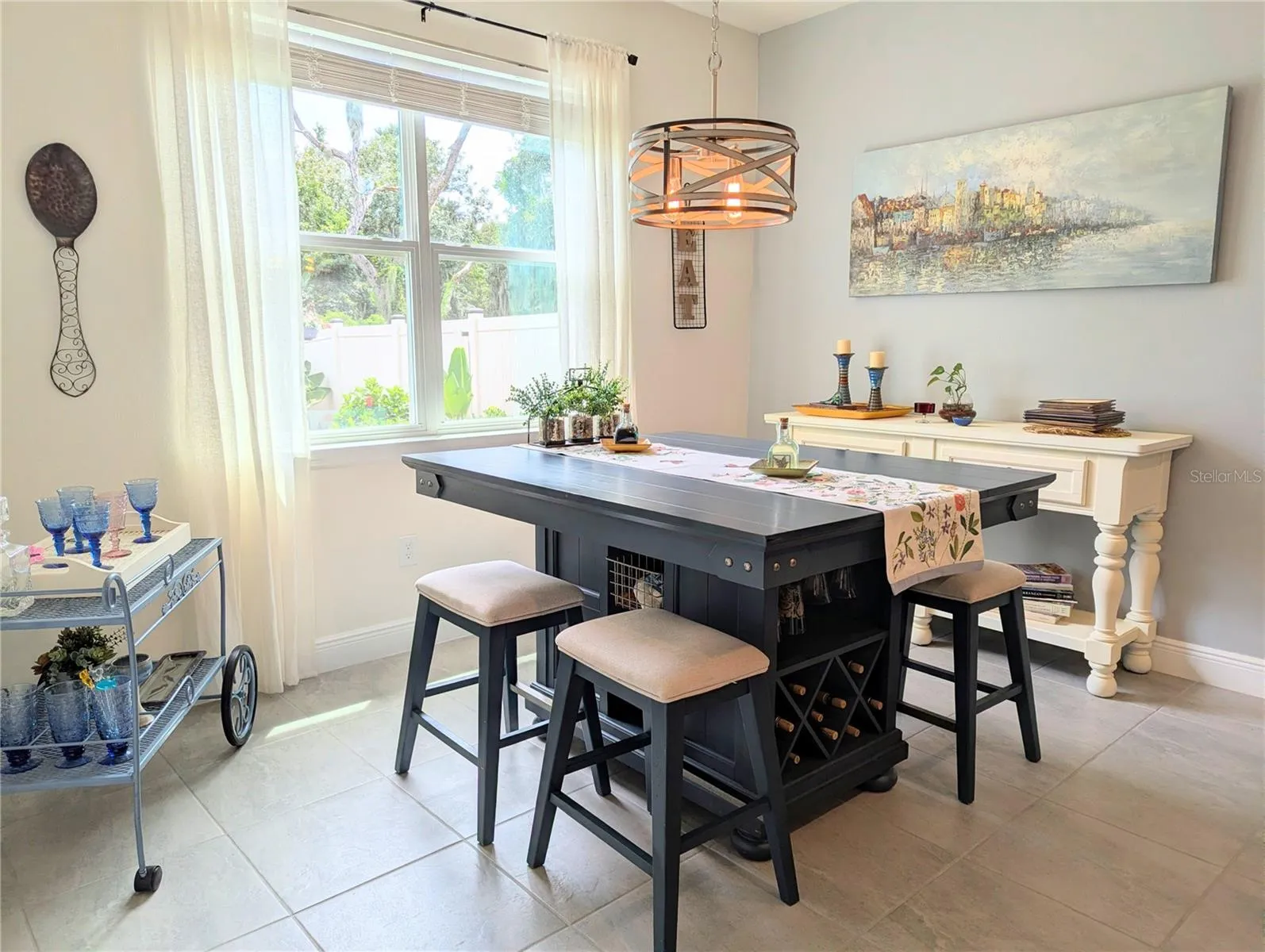 Great eat-in area off kitchen