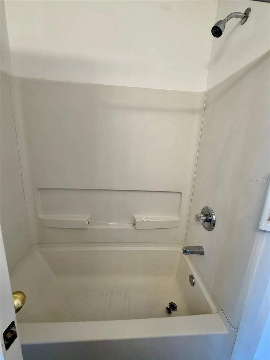 MAIN BATH W/TUB