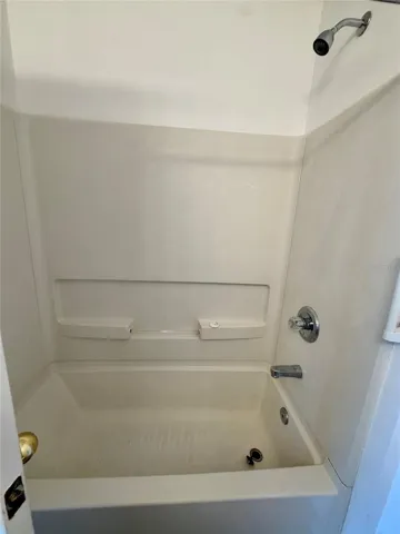 MAIN BATH W/TUB