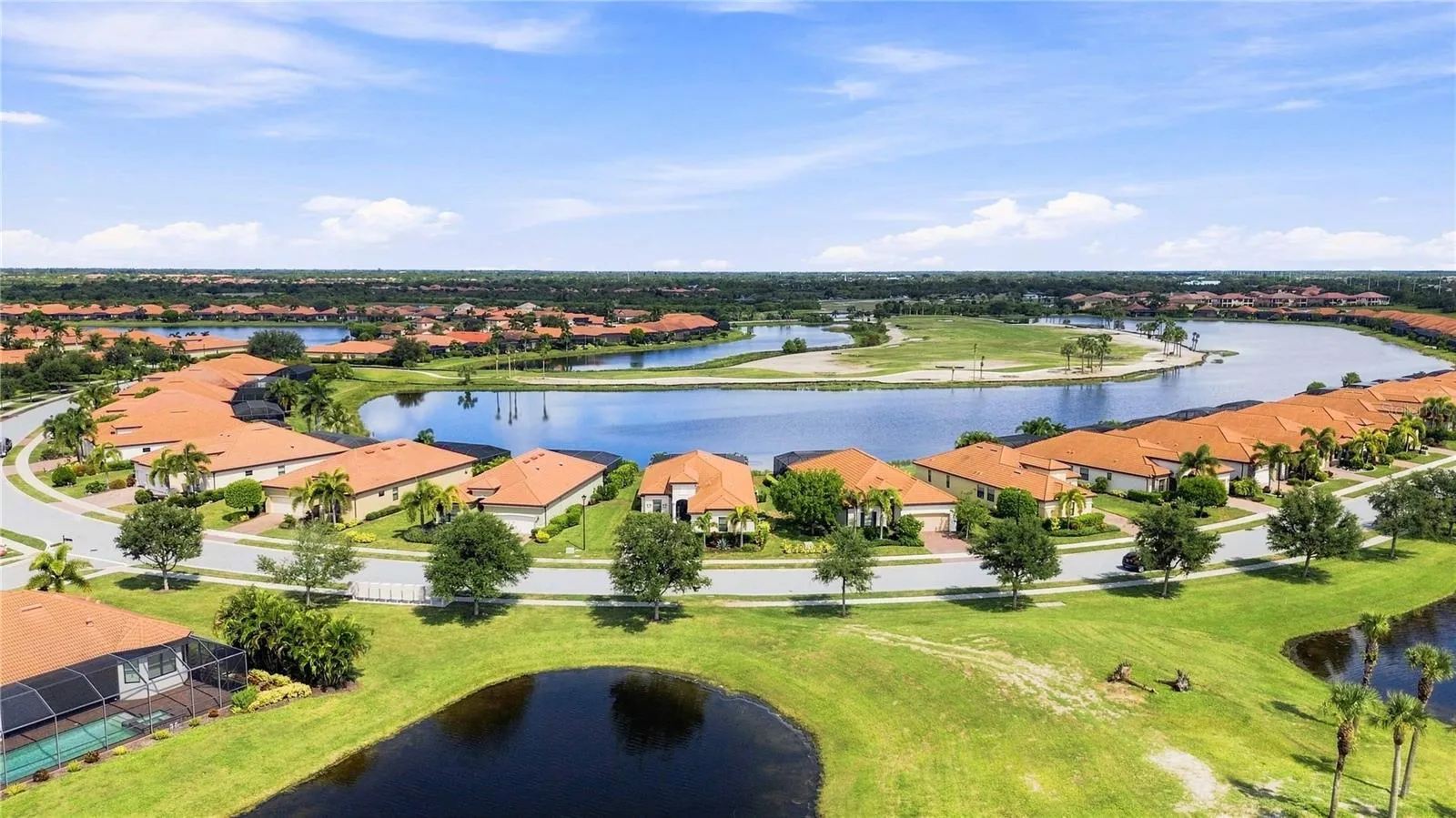 Aerial of Waverly Circle and the course