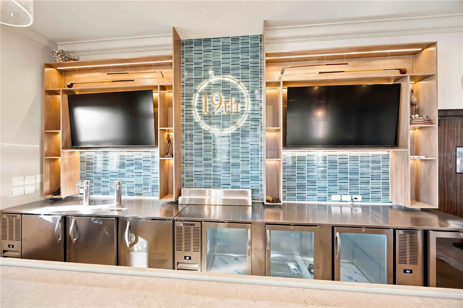 New 19th Hole - Golfer Dining!