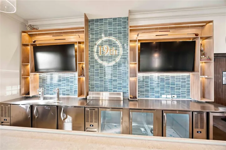 New 19th Hole - Golfer Dining!