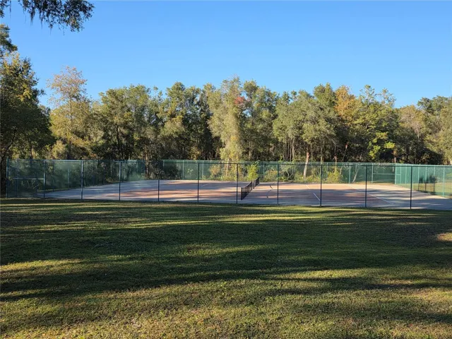 Within Glen Aire there is a park only for the residents of this private community. This is the tennis court