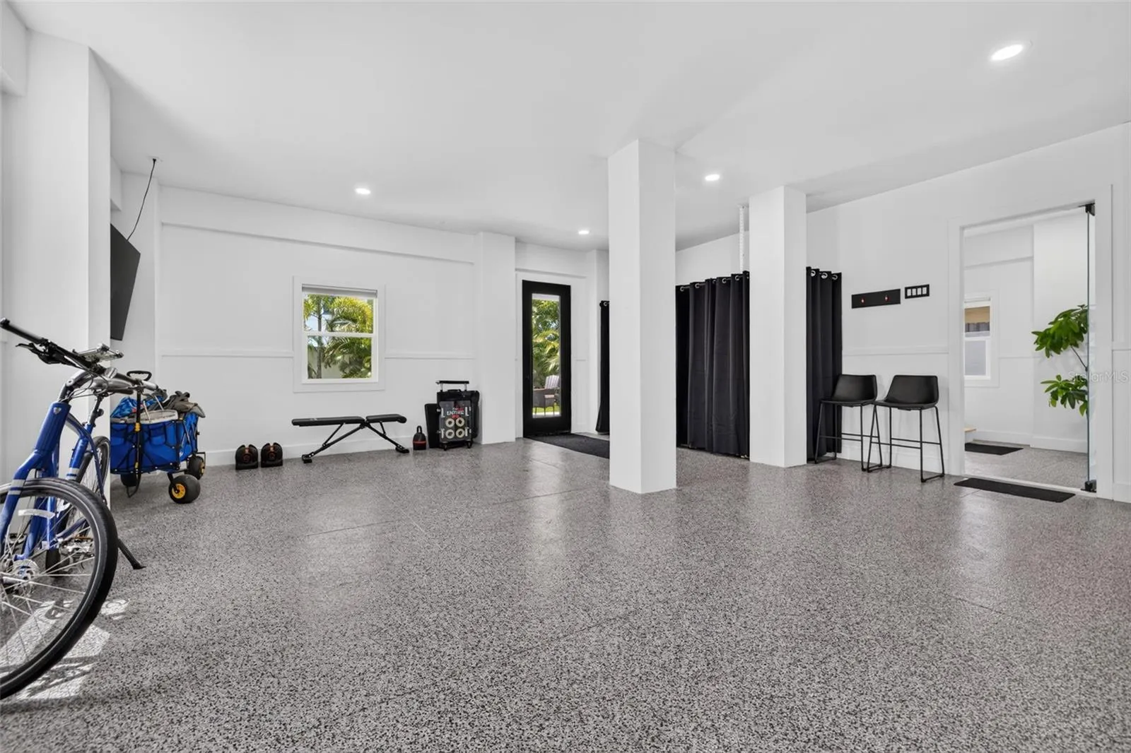 3+ car Garage w/AC