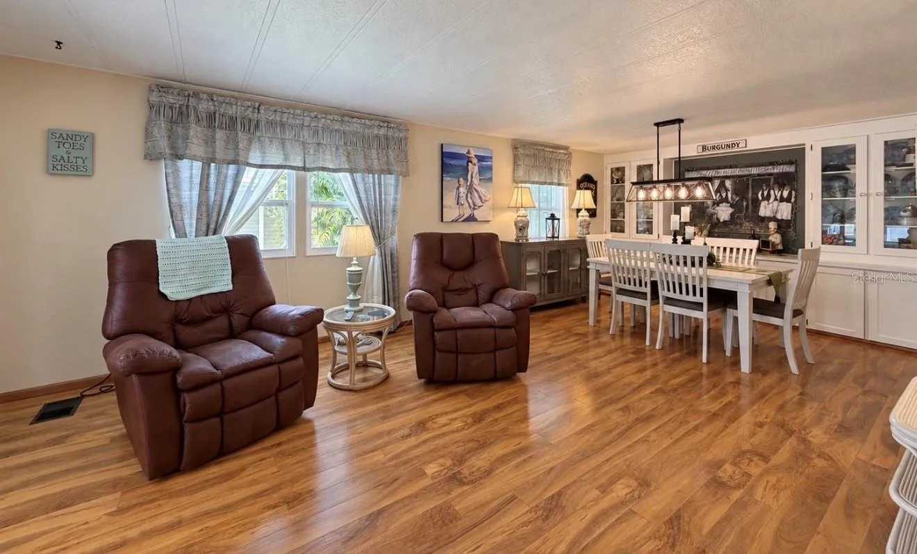 Living room/dining room