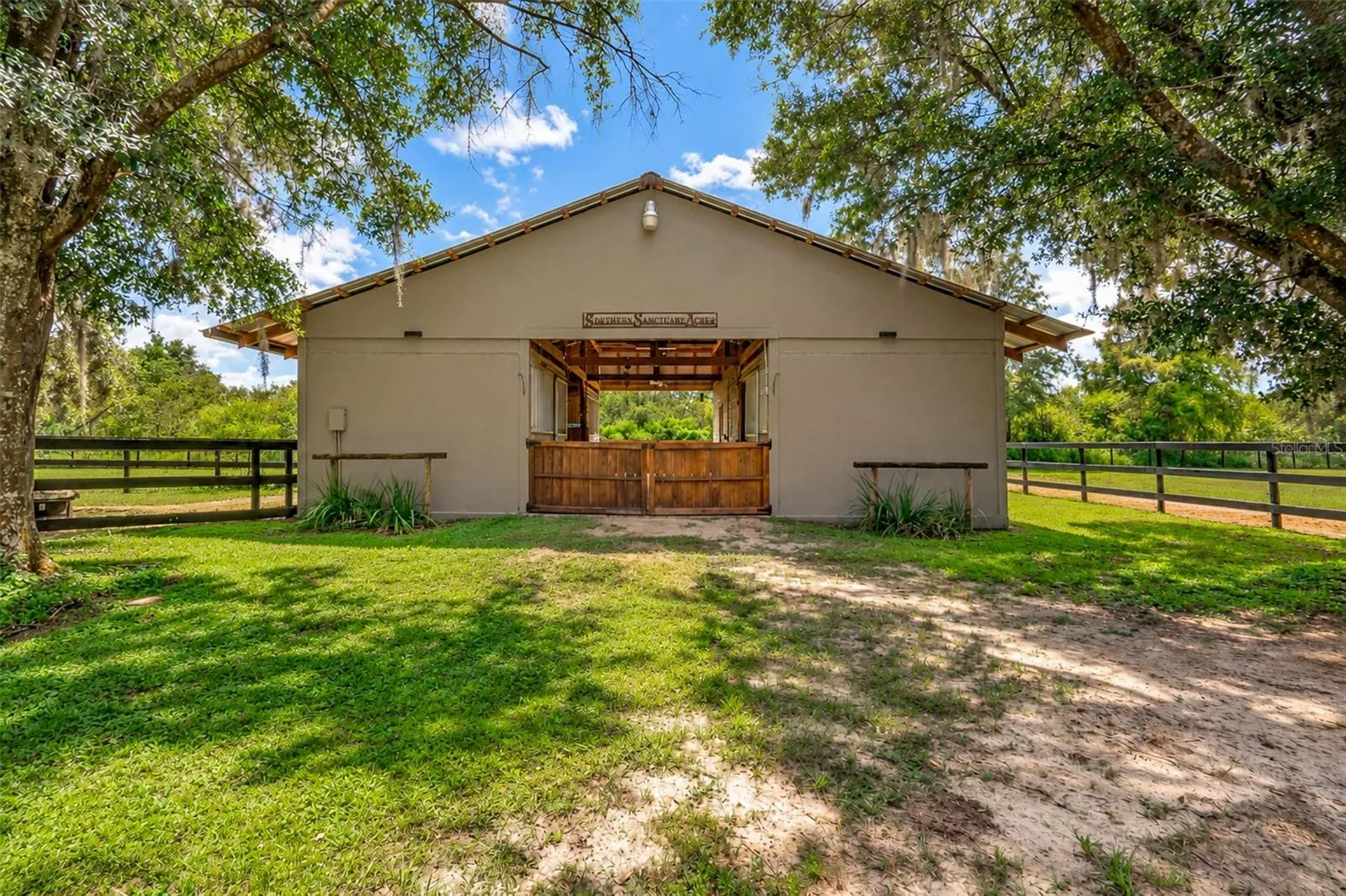 Detached Barn w/4 Horse Stalls