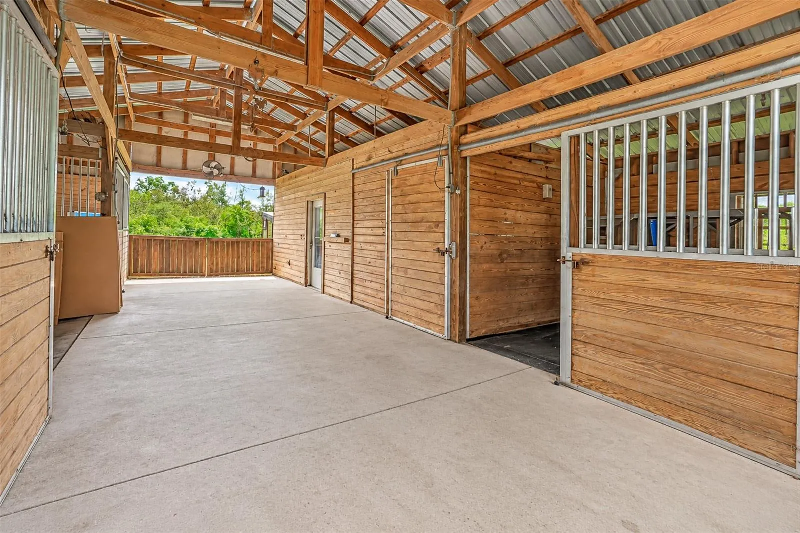 Barn w/Air-Conditioned Tack Room