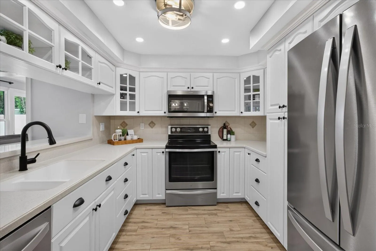 Beautiful Bright Kitchen