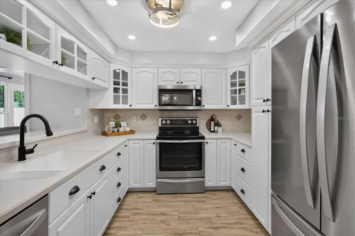 Beautiful Bright Kitchen