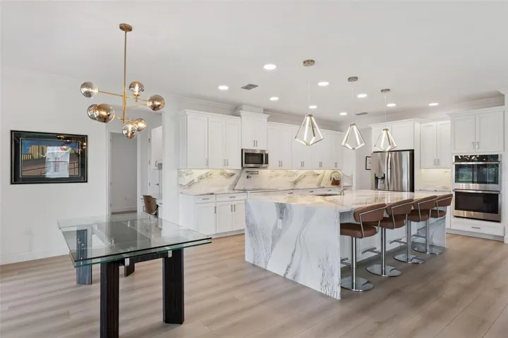 Kitchen with Eat-in dining