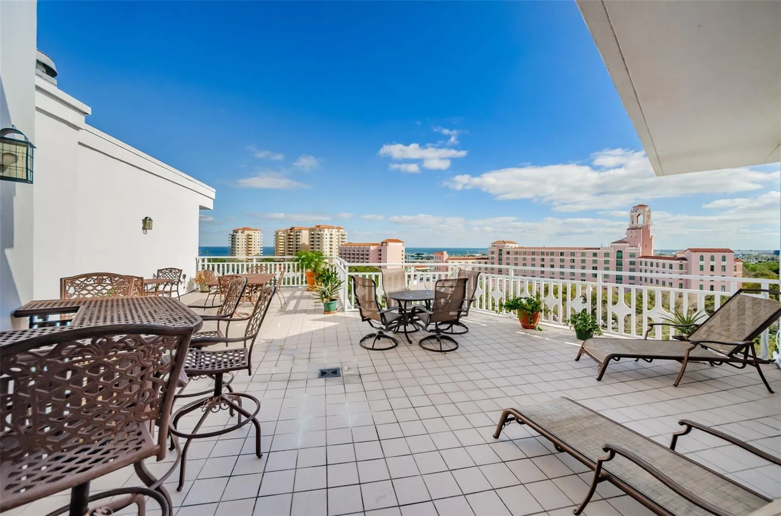 Rooftop Sundeck for Social gatherings and spectacular views!