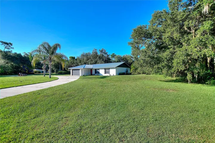 1/2 ACRE CIRCULAR DRIVE WAY