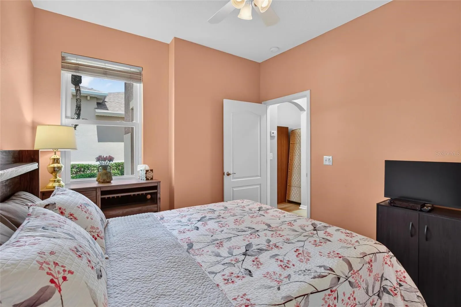 21. Comfortable Guest Bedroom