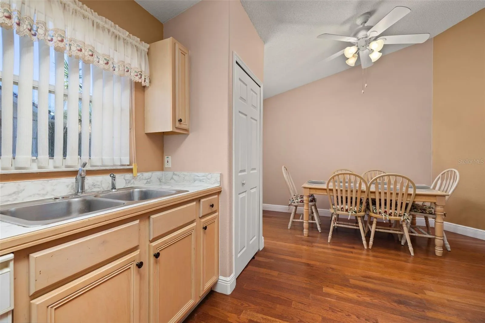 Kitchen/Breakfast Nook