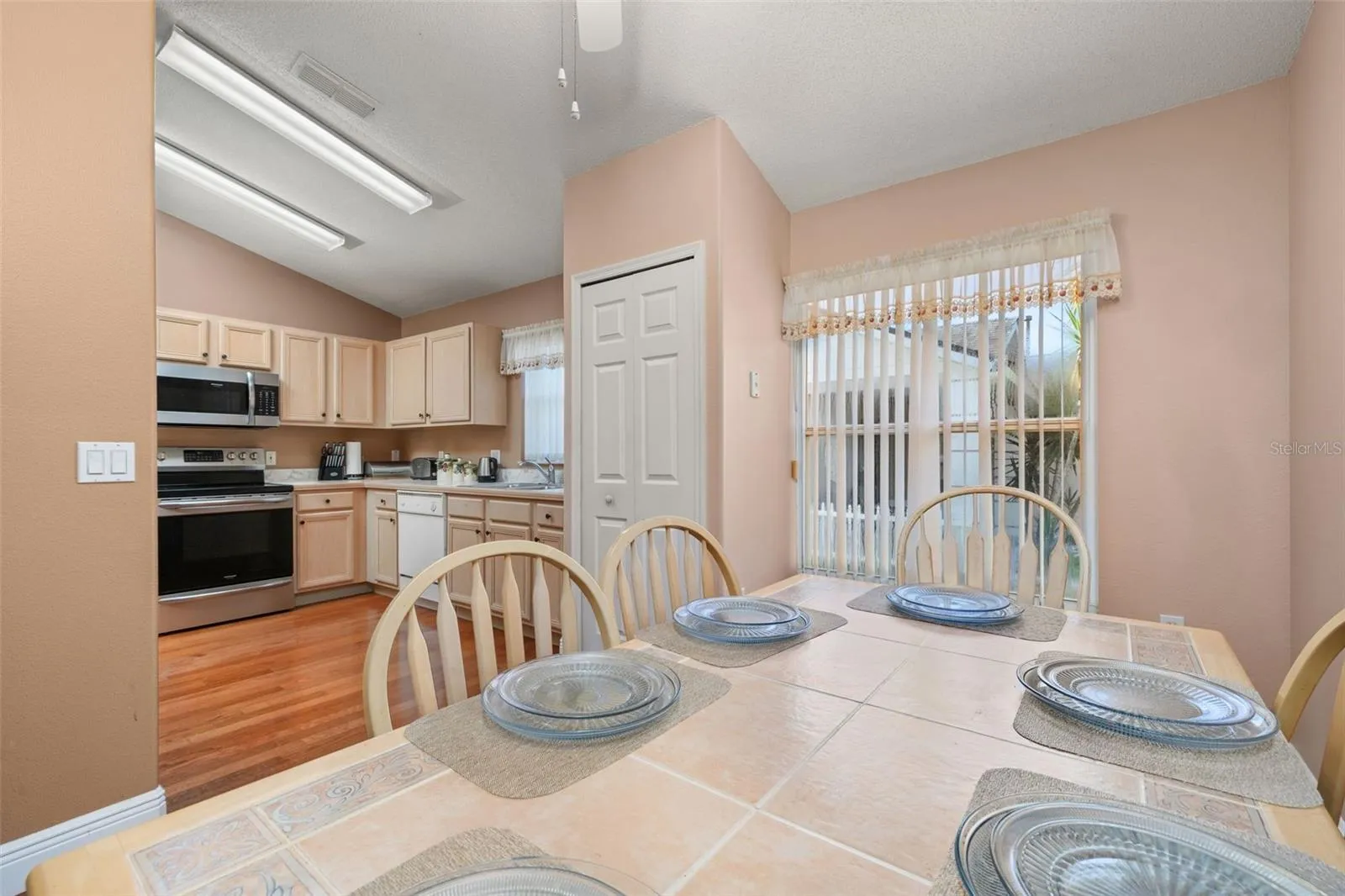 Kitchen/Breakfast Nook